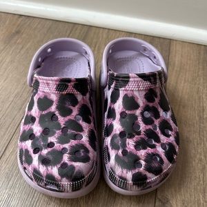 Kids Crocs purple leopard with platform